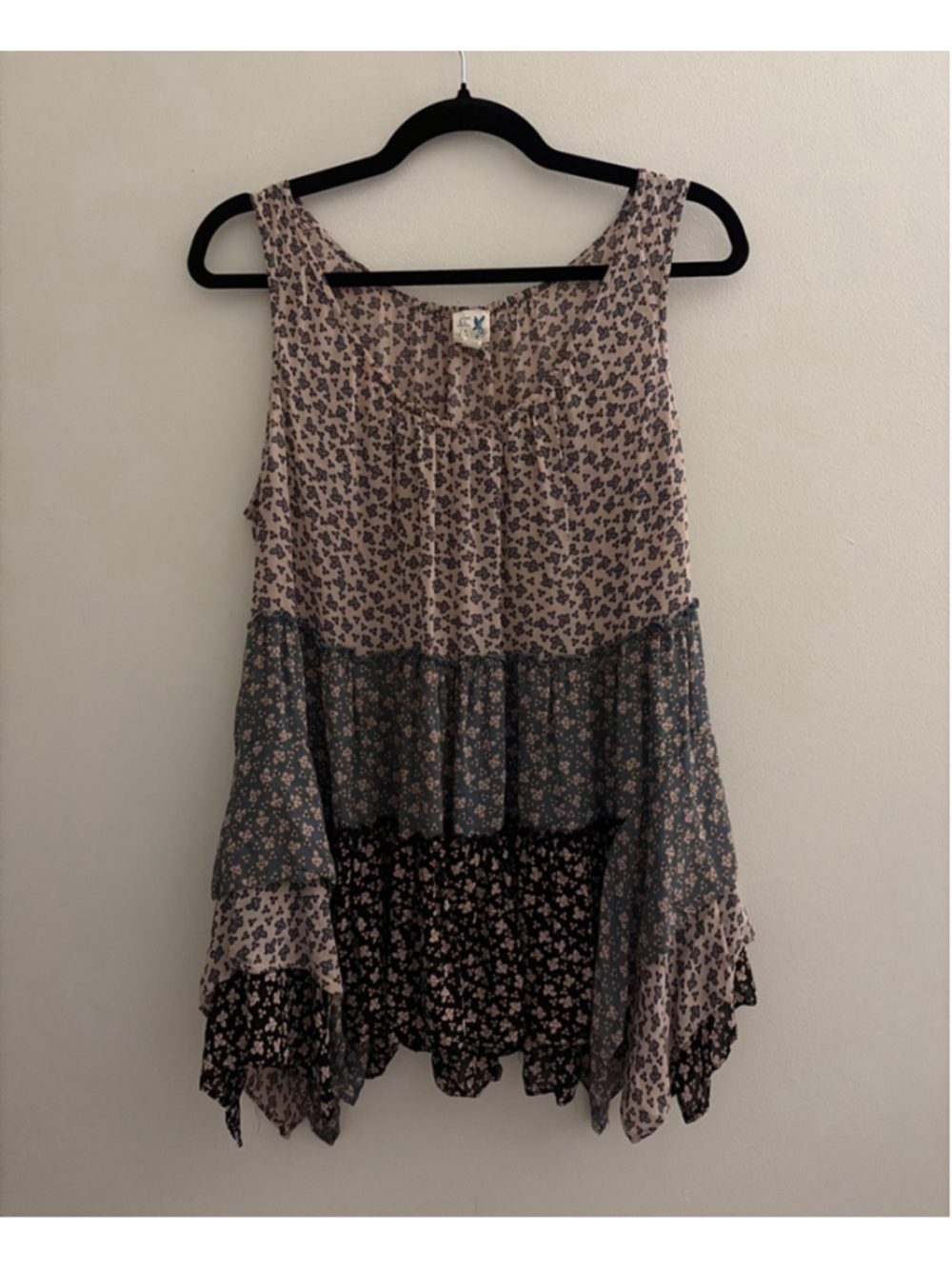 Women's Edme & Esyllte Floral Tiered Tank Top Size 12 Beige Blue